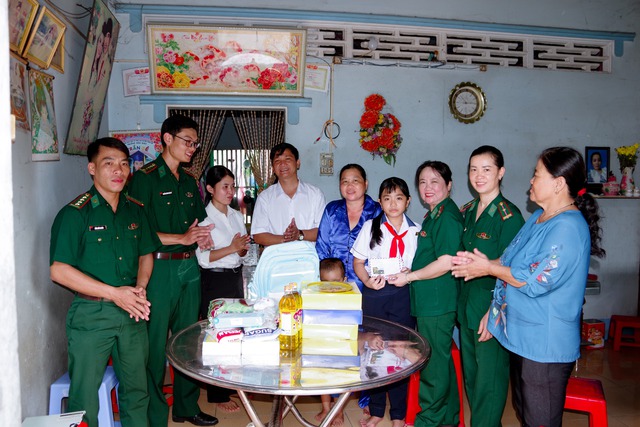 Hội Phụ nữ BĐBP TP Cần Thơ tặng quà học sinh trong chương trình “Mẹ đỡ đầu”- Ảnh 1. Hội Phụ nữ BĐBP TP Cần Thơ tặng quà học sinh trong chương trình “Mẹ đỡ đầu”- Ảnh 1.