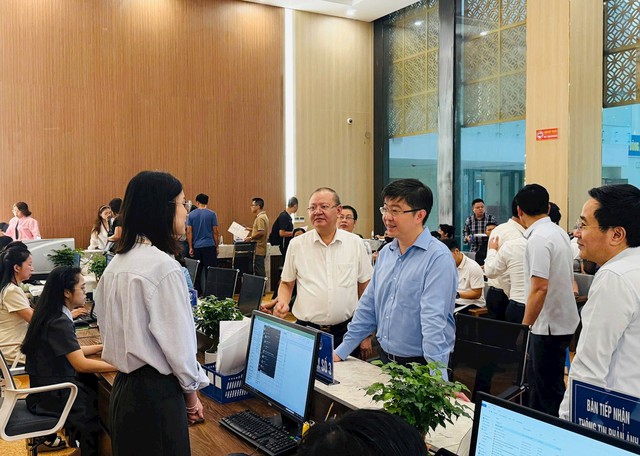 Hà Nội: Đề xuất bỏ các yêu cầu chứng thực không cần thiết, triển khai mô hình "trạm số hóa"- Ảnh 1. Hà Nội: Đề xuất bỏ các yêu cầu chứng thực không cần thiết, triển khai mô hình "trạm số hóa"- Ảnh 1.