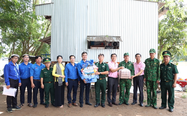 Hơn 1,2 tỷ đồng trong Hành trình tình nguyện - Lan tỏa yêu thương tại An Giang- Ảnh 12.