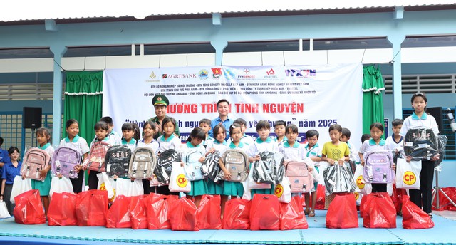 Hơn 1,2 tỷ đồng trong Hành trình tình nguyện - Lan tỏa yêu thương tại An Giang- Ảnh 7.