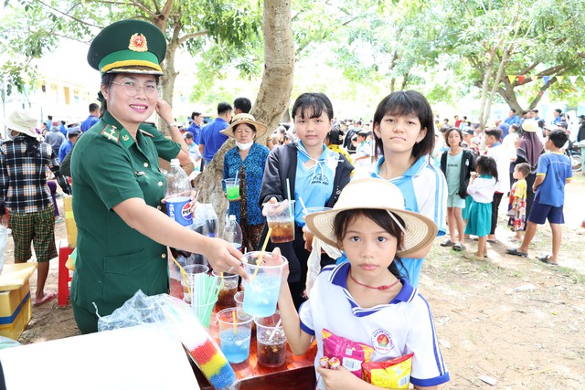 Hơn 1,2 tỷ đồng trong Hành trình tình nguyện - Lan tỏa yêu thương tại An Giang- Ảnh 9.