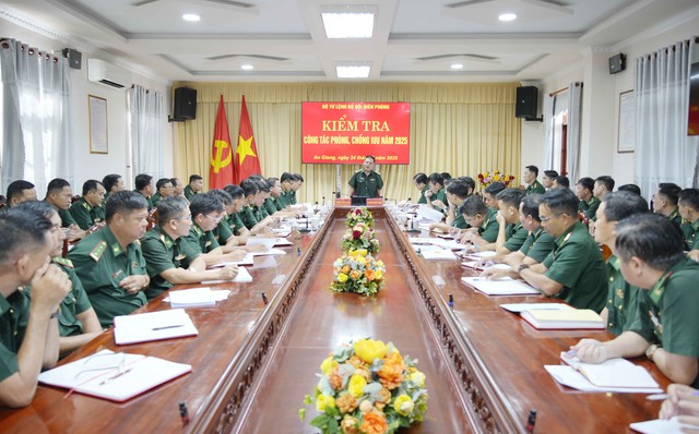 Lãnh đạo Bộ Tư lệnh BĐBP kiểm tra công tác phòng, chống IUU tại An Giang- Ảnh 3. Lãnh đạo Bộ Tư lệnh BĐBP kiểm tra công tác phòng, chống IUU tại An Giang- Ảnh 3.