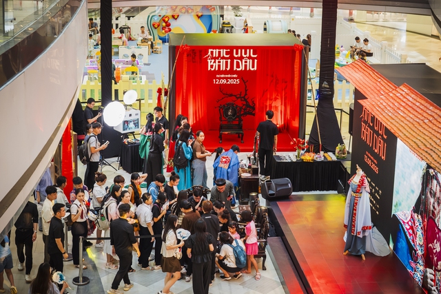 Sau thông điệp nhắn nhủ dễ thương, Vạn Hạnh Mall lại tiếp tục đông đúc khách hàng vì sự kiện "rước dâu" độc đáo- Ảnh 12.