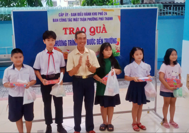 TP.Hồ Chí Minh: Phường Phú Thạnh tặng quà học sinh giỏi, học sinh xuất sắc- Ảnh 1.