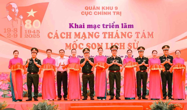 Cục Chính trị Quân khu 9 khai mạc triển lãm “Cách mạng Tháng Tám - mốc son lịch sử”- Ảnh 1.