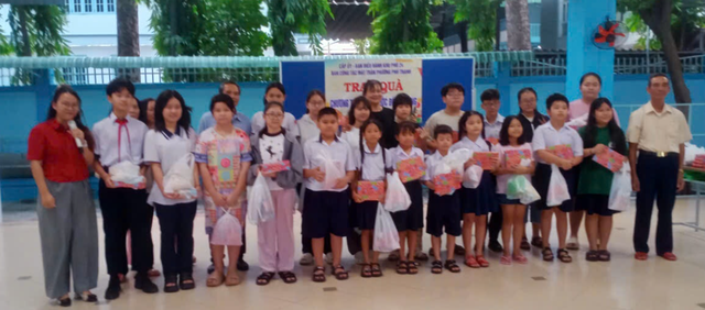 TP.Hồ Chí Minh: Phường Phú Thạnh tặng quà học sinh giỏi, học sinh xuất sắc- Ảnh 2.