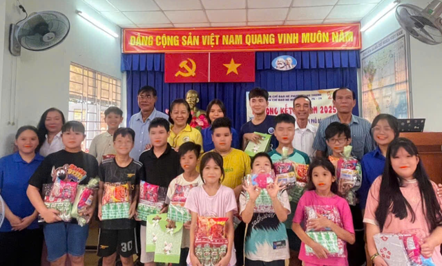 TP.Hồ Chí Minh: Phường Phú Thạnh tặng quà học sinh giỏi, học sinh xuất sắc- Ảnh 3.