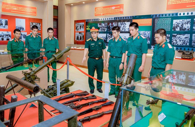 Cục Chính trị Quân khu 9 khai mạc triển lãm “Cách mạng Tháng Tám - mốc son lịch sử”- Ảnh 2.