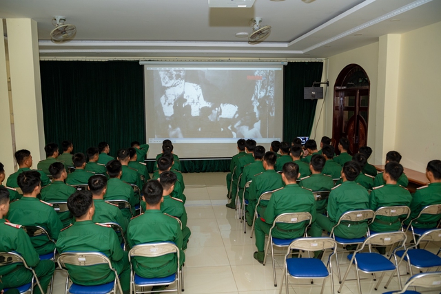 Cục Chính trị Quân khu 9 khai mạc triển lãm “Cách mạng Tháng Tám - mốc son lịch sử”- Ảnh 4.