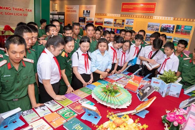 Cục Chính trị Quân khu 9 khai mạc triển lãm “Cách mạng Tháng Tám - mốc son lịch sử”- Ảnh 3.