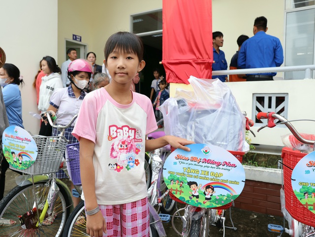 “Siêu thị Măng Non 0 đồng” đến với thiếu nhi khó khăn trên địa bàn xã Phú Hữu- Ảnh 2. “Siêu thị Măng Non 0 đồng” đến với thiếu nhi khó khăn trên địa bàn xã Phú Hữu- Ảnh 2.