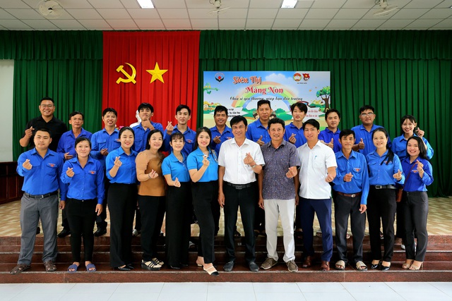 “Siêu thị Măng Non 0 đồng” đến với thiếu nhi khó khăn trên địa bàn xã Phú Hữu- Ảnh 4. “Siêu thị Măng Non 0 đồng” đến với thiếu nhi khó khăn trên địa bàn xã Phú Hữu- Ảnh 4.