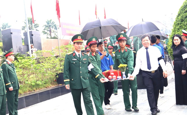 Đồng Nai: Tổ chức viếng, truy điệu, an táng và tiễn đưa 30 hài cốt liệt sĩ về đất mẹ- Ảnh 3. Đồng Nai: Tổ chức viếng, truy điệu, an táng và tiễn đưa 30 hài cốt liệt sĩ về đất mẹ- Ảnh 3.