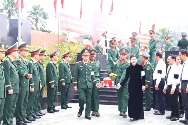 Đồng Nai: Tổ chức viếng, truy điệu, an táng và tiễn đưa 30 hài cốt liệt sĩ về đất mẹ- Ảnh 2. Đồng Nai: Tổ chức viếng, truy điệu, an táng và tiễn đưa 30 hài cốt liệt sĩ về đất mẹ- Ảnh 2.