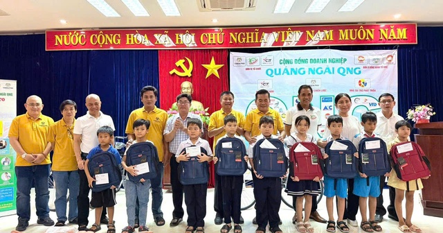 Quảng Ngãi: Hơn 150 triệu đồng quà tặng tiếp sức cho các em học sinh bước vào năm học mới- Ảnh 1. Quảng Ngãi: Hơn 150 triệu đồng quà tặng tiếp sức cho các em học sinh bước vào năm học mới- Ảnh 1.