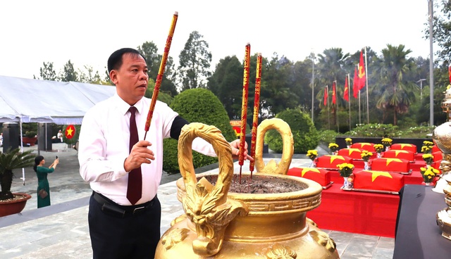 Đồng Nai: Tổ chức viếng, truy điệu, an táng và tiễn đưa 30 hài cốt liệt sĩ về đất mẹ- Ảnh 1. Đồng Nai: Tổ chức viếng, truy điệu, an táng và tiễn đưa 30 hài cốt liệt sĩ về đất mẹ- Ảnh 1.