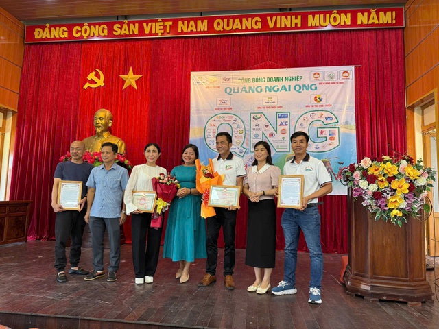 Quảng Ngãi: Hơn 150 triệu đồng quà tặng tiếp sức cho các em học sinh bước vào năm học mới- Ảnh 2. Quảng Ngãi: Hơn 150 triệu đồng quà tặng tiếp sức cho các em học sinh bước vào năm học mới- Ảnh 2.