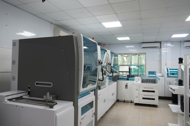 Bệnh viện Đa khoa Trung ương Cần Thơ vận hành hệ thống tự động hóa phòng xét nghiệm- Ảnh 1. Bệnh viện Đa khoa Trung ương Cần Thơ vận hành hệ thống tự động hóa phòng xét nghiệm- Ảnh 1.