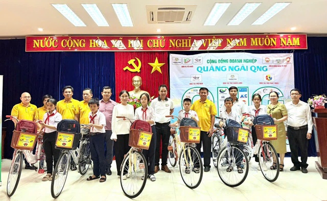 Quảng Ngãi: Hơn 150 triệu đồng quà tặng tiếp sức cho các em học sinh bước vào năm học mới- Ảnh 3. Quảng Ngãi: Hơn 150 triệu đồng quà tặng tiếp sức cho các em học sinh bước vào năm học mới- Ảnh 3.