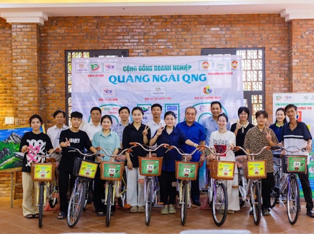 Quảng Ngãi: Hơn 150 triệu đồng quà tặng tiếp sức cho các em học sinh bước vào năm học mới- Ảnh 4. Quảng Ngãi: Hơn 150 triệu đồng quà tặng tiếp sức cho các em học sinh bước vào năm học mới- Ảnh 4.