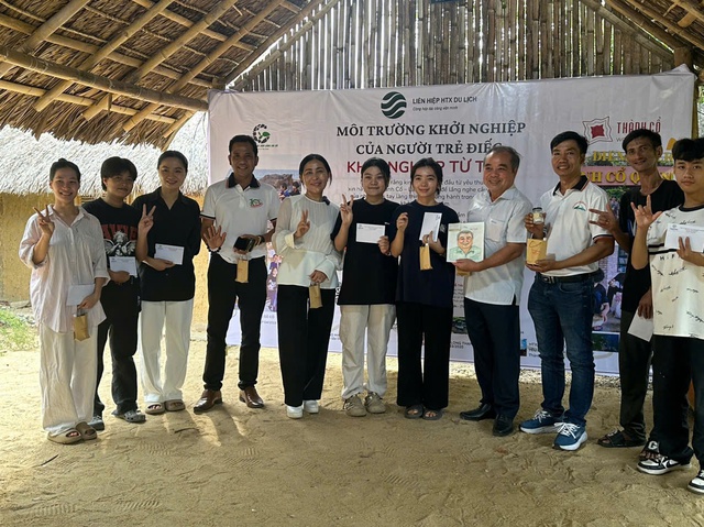 Quảng Ngãi: Hơn 150 triệu đồng quà tặng tiếp sức cho các em học sinh bước vào năm học mới- Ảnh 5. Quảng Ngãi: Hơn 150 triệu đồng quà tặng tiếp sức cho các em học sinh bước vào năm học mới- Ảnh 5.