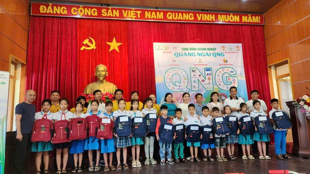 Quảng Ngãi: Hơn 150 triệu đồng quà tặng tiếp sức cho các em học sinh bước vào năm học mới- Ảnh 6. Quảng Ngãi: Hơn 150 triệu đồng quà tặng tiếp sức cho các em học sinh bước vào năm học mới- Ảnh 6.