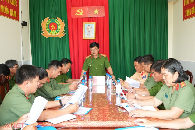 Lãnh đạo Công an TP Cần Thơ kiểm tra tòan diện Công an xã Tài Văn và Liêu Tú- Ảnh 4. Lãnh đạo Công an TP Cần Thơ kiểm tra tòan diện Công an xã Tài Văn và Liêu Tú- Ảnh 4.