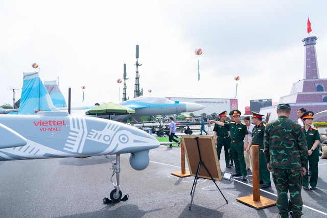 "Make in Vietnam": Khí tài, tên lửa, pháo tự hành "dàn trận" tại triển lãm lớn nhất từ trước tới nay- Ảnh 3. "Make in Vietnam": Khí tài, tên lửa, pháo tự hành "dàn trận" tại triển lãm lớn nhất từ trước tới nay- Ảnh 3.