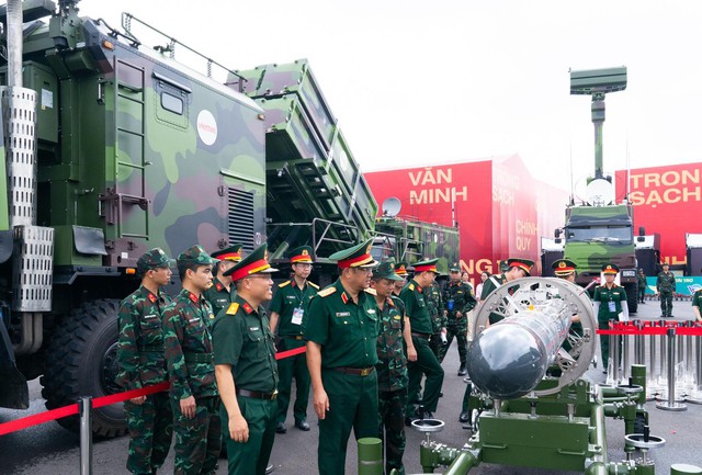 "Make in Vietnam": Khí tài, tên lửa, pháo tự hành "dàn trận" tại triển lãm lớn nhất từ trước tới nay- Ảnh 4. "Make in Vietnam": Khí tài, tên lửa, pháo tự hành "dàn trận" tại triển lãm lớn nhất từ trước tới nay- Ảnh 4.