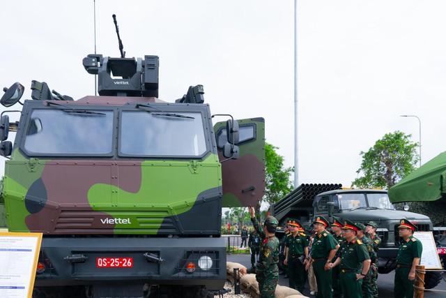 "Make in Vietnam": Khí tài, tên lửa, pháo tự hành "dàn trận" tại triển lãm lớn nhất từ trước tới nay- Ảnh 5. "Make in Vietnam": Khí tài, tên lửa, pháo tự hành "dàn trận" tại triển lãm lớn nhất từ trước tới nay- Ảnh 5.