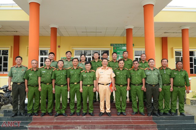 Lãnh đạo Công an TP Cần Thơ kiểm tra tòan diện Công an xã Tài Văn và Liêu Tú- Ảnh 6. Lãnh đạo Công an TP Cần Thơ kiểm tra tòan diện Công an xã Tài Văn và Liêu Tú- Ảnh 6.