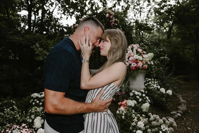 Váy cầu hôn của Taylor Swift "cháy hàng" với tốc độ tên lửa!- Ảnh 1. Váy cầu hôn của Taylor Swift "cháy hàng" với tốc độ tên lửa!- Ảnh 1.