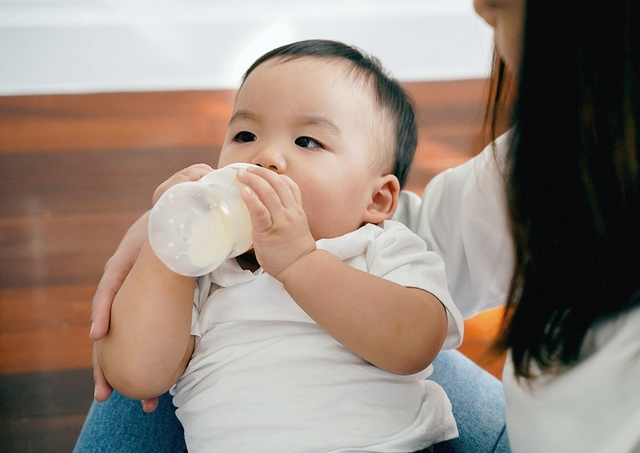 Sữa tươi hay sữa công thức: Mỗi loại có “vai trò” riêng, mẹ cần hiểu rõ để không chọn sai thời điểm- Ảnh 1. Sữa tươi hay sữa công thức: Mỗi loại có “vai trò” riêng, mẹ cần hiểu rõ để không chọn sai thời điểm- Ảnh 1.