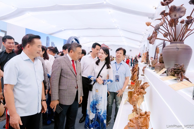 Chủ tịch UBND Thành phố Trần Sỹ Thanh tham quan Không gian Truyền thống và Sáng tạo Hà Nội 2025- Ảnh 3. Chủ tịch UBND Thành phố Trần Sỹ Thanh tham quan Không gian Truyền thống và Sáng tạo Hà Nội 2025- Ảnh 3.