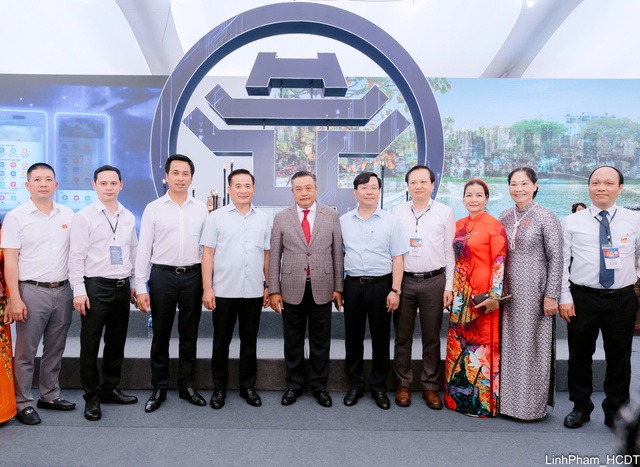 Chủ tịch UBND Thành phố Trần Sỹ Thanh tham quan Không gian Truyền thống và Sáng tạo Hà Nội 2025- Ảnh 1. Chủ tịch UBND Thành phố Trần Sỹ Thanh tham quan Không gian Truyền thống và Sáng tạo Hà Nội 2025- Ảnh 1.