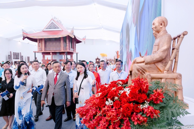 Chủ tịch UBND Thành phố Trần Sỹ Thanh tham quan Không gian Truyền thống và Sáng tạo Hà Nội 2025- Ảnh 2. Chủ tịch UBND Thành phố Trần Sỹ Thanh tham quan Không gian Truyền thống và Sáng tạo Hà Nội 2025- Ảnh 2.
