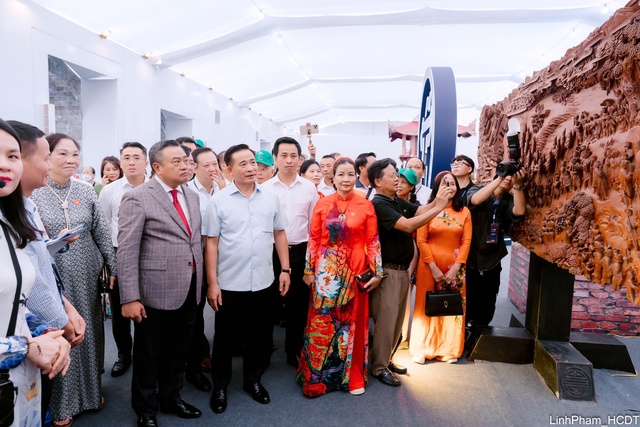 Chủ tịch UBND Thành phố Trần Sỹ Thanh tham quan Không gian Truyền thống và Sáng tạo Hà Nội 2025- Ảnh 4. Chủ tịch UBND Thành phố Trần Sỹ Thanh tham quan Không gian Truyền thống và Sáng tạo Hà Nội 2025- Ảnh 4.