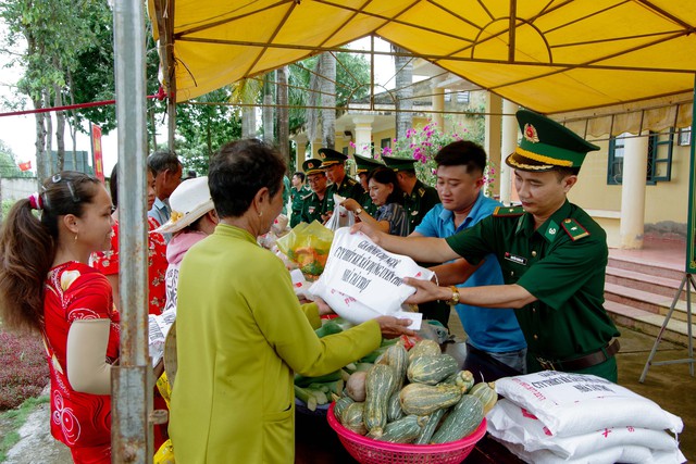 Phiên chợ đặc biệt gắn kết tình quân dân khu vực biên giới biển TP Cần Thơ nhân dịp Quốc khánh 2/9- Ảnh 1. Phiên chợ đặc biệt gắn kết tình quân dân khu vực biên giới biển TP Cần Thơ nhân dịp Quốc khánh 2/9- Ảnh 1.