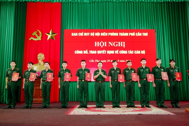 BĐBP TP Cần Thơ: Trao quyết định về công tác cán bộ- Ảnh 2. BĐBP TP Cần Thơ: Trao quyết định về công tác cán bộ- Ảnh 2.