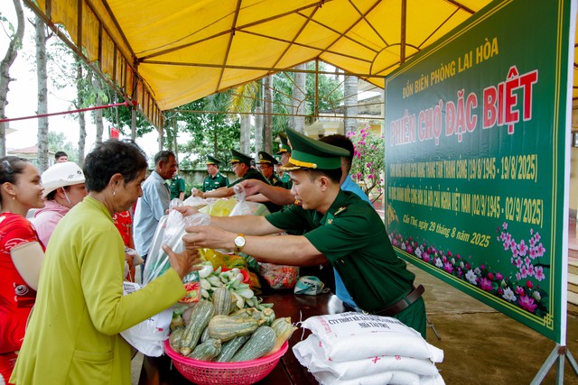 Phiên chợ đặc biệt gắn kết tình quân dân khu vực biên giới biển TP Cần Thơ nhân dịp Quốc khánh 2/9- Ảnh 2. Phiên chợ đặc biệt gắn kết tình quân dân khu vực biên giới biển TP Cần Thơ nhân dịp Quốc khánh 2/9- Ảnh 2.