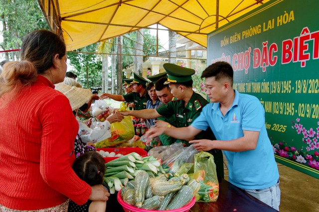 Phiên chợ đặc biệt gắn kết tình quân dân khu vực biên giới biển TP Cần Thơ nhân dịp Quốc khánh 2/9- Ảnh 4. Phiên chợ đặc biệt gắn kết tình quân dân khu vực biên giới biển TP Cần Thơ nhân dịp Quốc khánh 2/9- Ảnh 4.