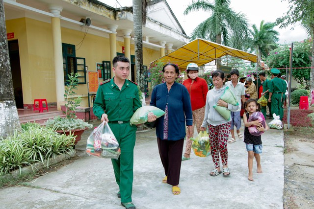 Phiên chợ đặc biệt gắn kết tình quân dân khu vực biên giới biển TP Cần Thơ nhân dịp Quốc khánh 2/9- Ảnh 5. Phiên chợ đặc biệt gắn kết tình quân dân khu vực biên giới biển TP Cần Thơ nhân dịp Quốc khánh 2/9- Ảnh 5.