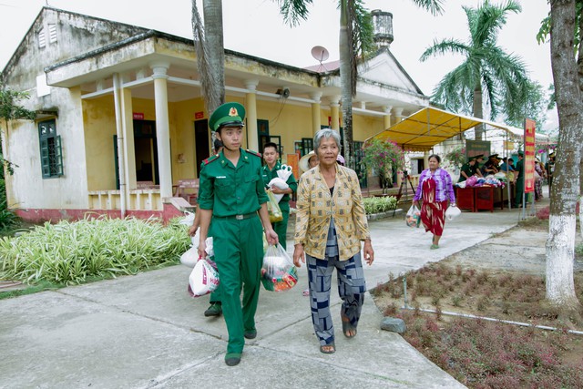 Phiên chợ đặc biệt gắn kết tình quân dân khu vực biên giới biển TP Cần Thơ nhân dịp Quốc khánh 2/9- Ảnh 6. Phiên chợ đặc biệt gắn kết tình quân dân khu vực biên giới biển TP Cần Thơ nhân dịp Quốc khánh 2/9- Ảnh 6.