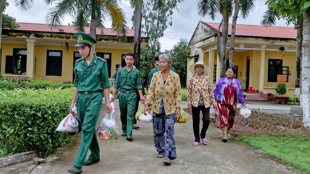 Phiên chợ đặc biệt gắn kết tình quân dân khu vực biên giới biển TP Cần Thơ nhân dịp Quốc khánh 2/9- Ảnh 7. Phiên chợ đặc biệt gắn kết tình quân dân khu vực biên giới biển TP Cần Thơ nhân dịp Quốc khánh 2/9- Ảnh 7.