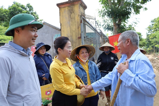 Nghệ An: Phó Bí thư Tỉnh ủy Võ Thị Minh Sinh động viên, chỉ đạo khắc phục hậu quả lũ lụt- Ảnh 11. Nghệ An: Phó Bí thư Tỉnh ủy Võ Thị Minh Sinh động viên, chỉ đạo khắc phục hậu quả lũ lụt- Ảnh 11.