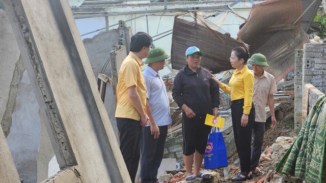 Nghệ An: Phó Bí thư Tỉnh ủy Võ Thị Minh Sinh động viên, chỉ đạo khắc phục hậu quả lũ lụt- Ảnh 2. Nghệ An: Phó Bí thư Tỉnh ủy Võ Thị Minh Sinh động viên, chỉ đạo khắc phục hậu quả lũ lụt- Ảnh 2.