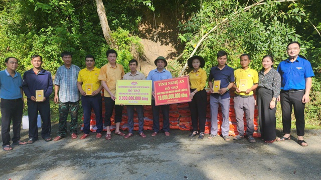 Nghệ An: Phó Bí thư Tỉnh ủy Võ Thị Minh Sinh động viên, chỉ đạo khắc phục hậu quả lũ lụt- Ảnh 7. Nghệ An: Phó Bí thư Tỉnh ủy Võ Thị Minh Sinh động viên, chỉ đạo khắc phục hậu quả lũ lụt- Ảnh 7.