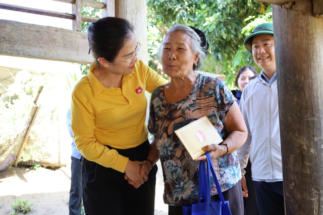 Nghệ An: Phó Bí thư Tỉnh ủy Võ Thị Minh Sinh động viên, chỉ đạo khắc phục hậu quả lũ lụt- Ảnh 10. Nghệ An: Phó Bí thư Tỉnh ủy Võ Thị Minh Sinh động viên, chỉ đạo khắc phục hậu quả lũ lụt- Ảnh 10.