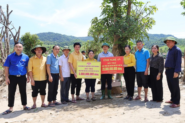Nghệ An: Phó Bí thư Tỉnh ủy Võ Thị Minh Sinh động viên, chỉ đạo khắc phục hậu quả lũ lụt- Ảnh 13. Nghệ An: Phó Bí thư Tỉnh ủy Võ Thị Minh Sinh động viên, chỉ đạo khắc phục hậu quả lũ lụt- Ảnh 13.