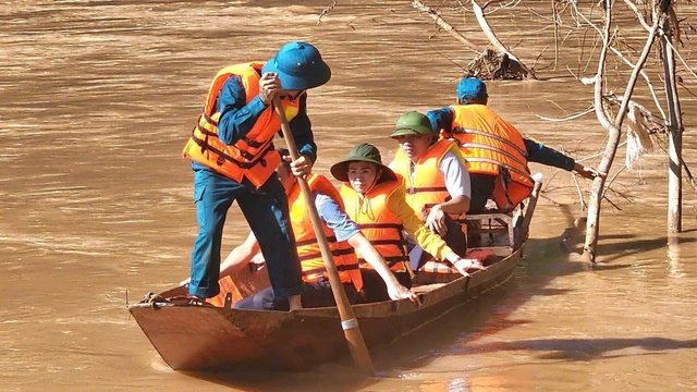 Nghệ An: Phó Bí thư Tỉnh ủy Võ Thị Minh Sinh động viên, chỉ đạo khắc phục hậu quả lũ lụt- Ảnh 3. Nghệ An: Phó Bí thư Tỉnh ủy Võ Thị Minh Sinh động viên, chỉ đạo khắc phục hậu quả lũ lụt- Ảnh 3.